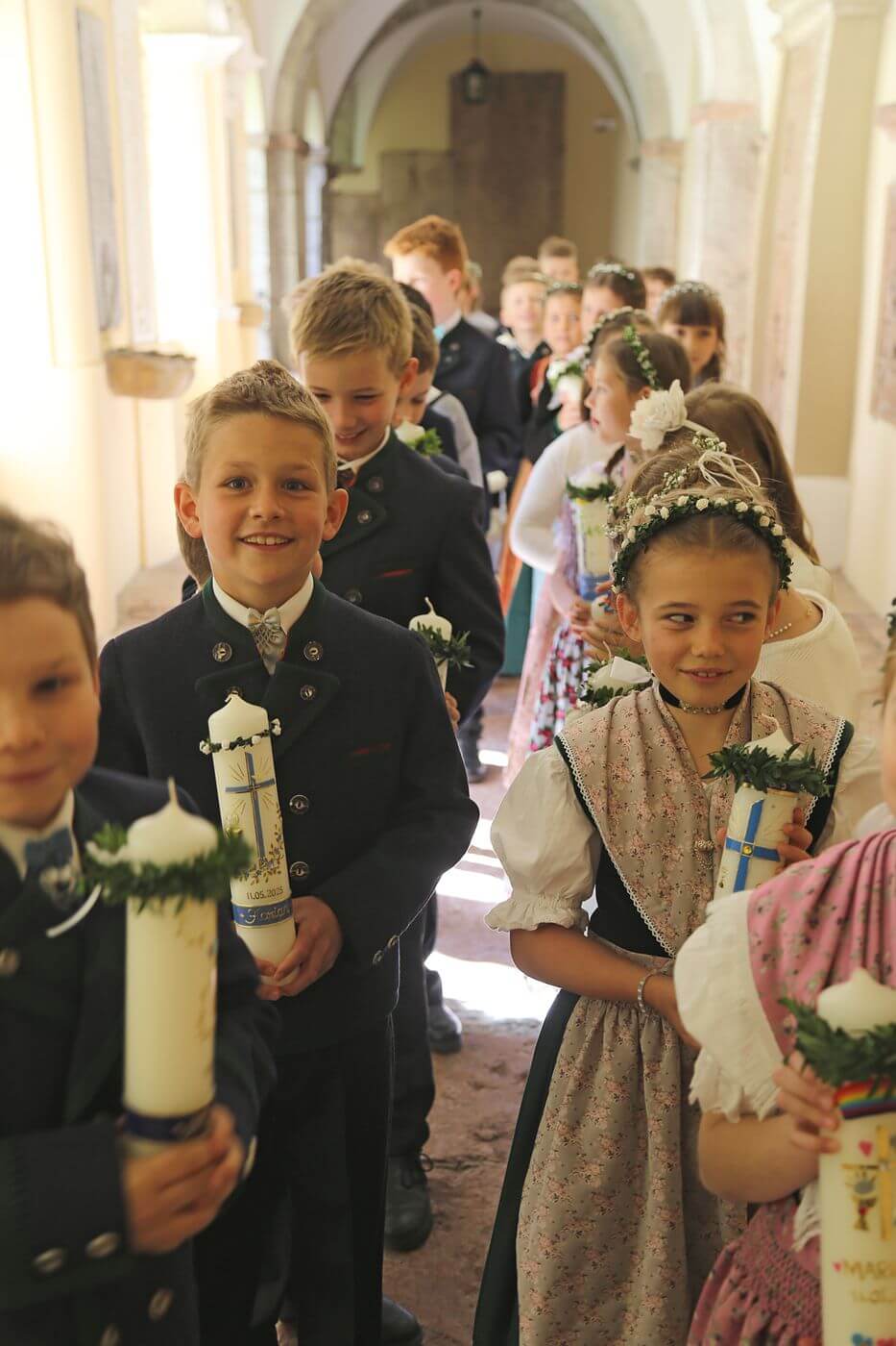 Kinder freuen sich Einzug Stiftskirche