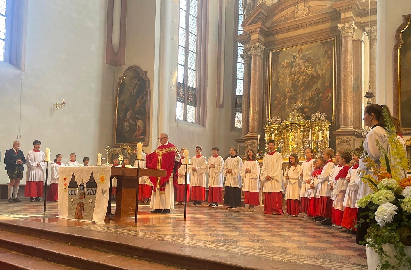 4 Ministranten im Altarraum