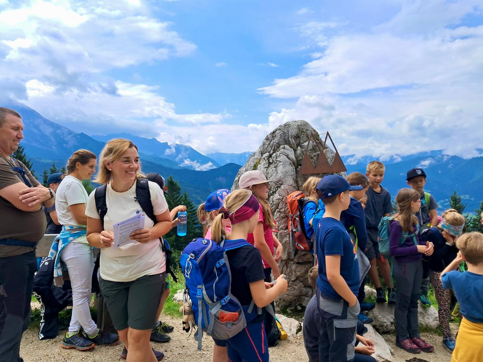 4 Ministranten im Altarraum