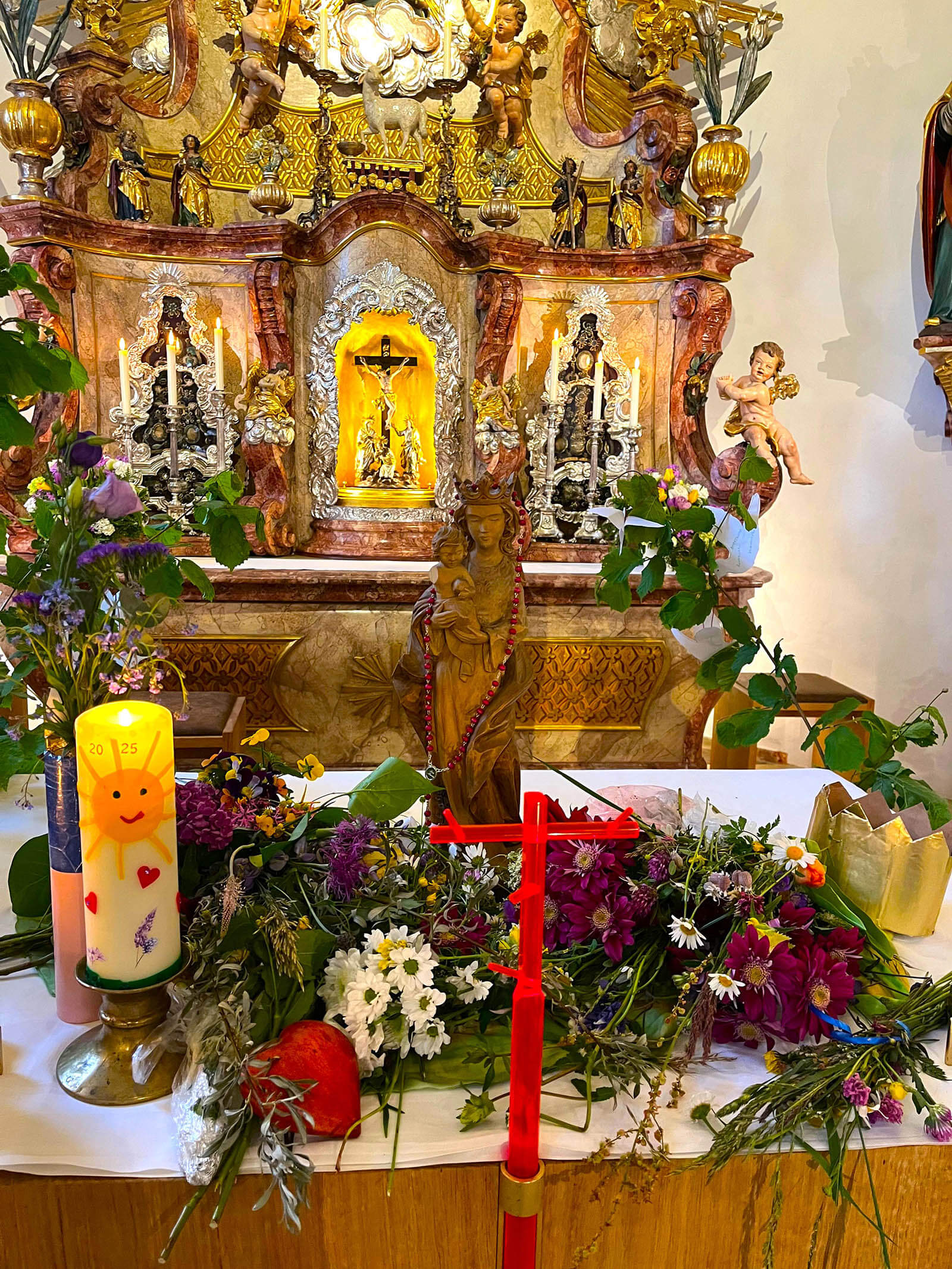 Altar mit Blumen und Maria