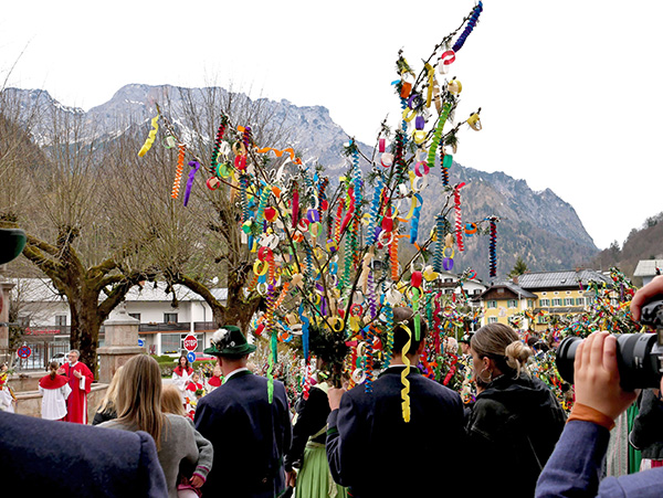 Kunstvolle „Palmbusch’n“ zur Palmweihe in Marktschellenberg