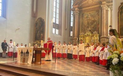 Ministranten im Altarraum