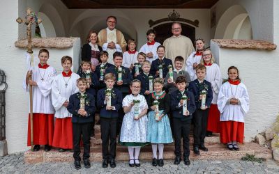 Gruppenfoto Au vor der Kirche